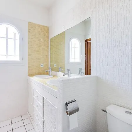 Le Cap D'agde Sleeps 6 Wifi 펜션